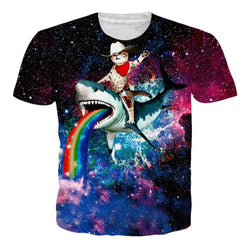 Regenboogkat rijdt op haai T-shirt