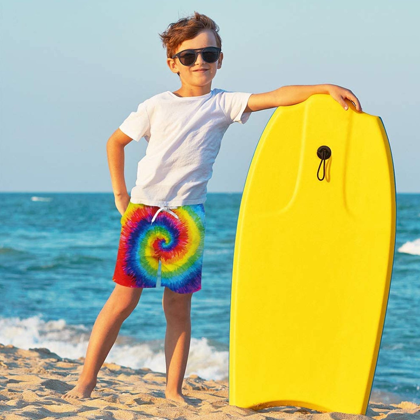 Lustige Badehose für Jungen mit Regenbogen-Batikmuster
