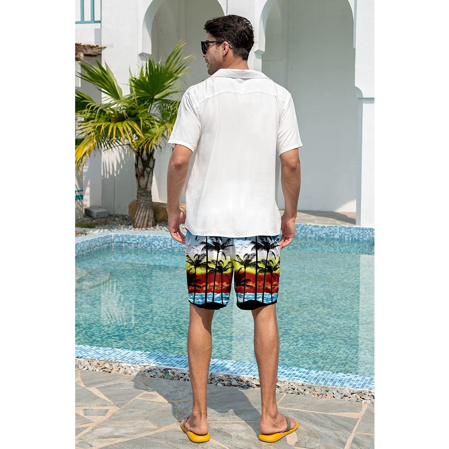 Lustige Badehose mit farbenfrohen Palmen